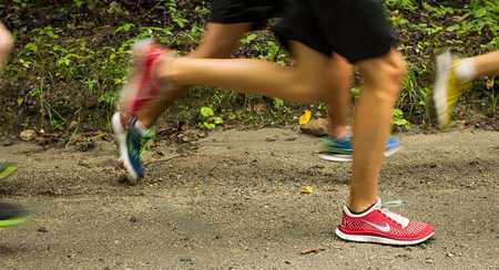 chaussures-running-trail-promo,nike-roshe-run-gs-pink-force,basket-running-brooks